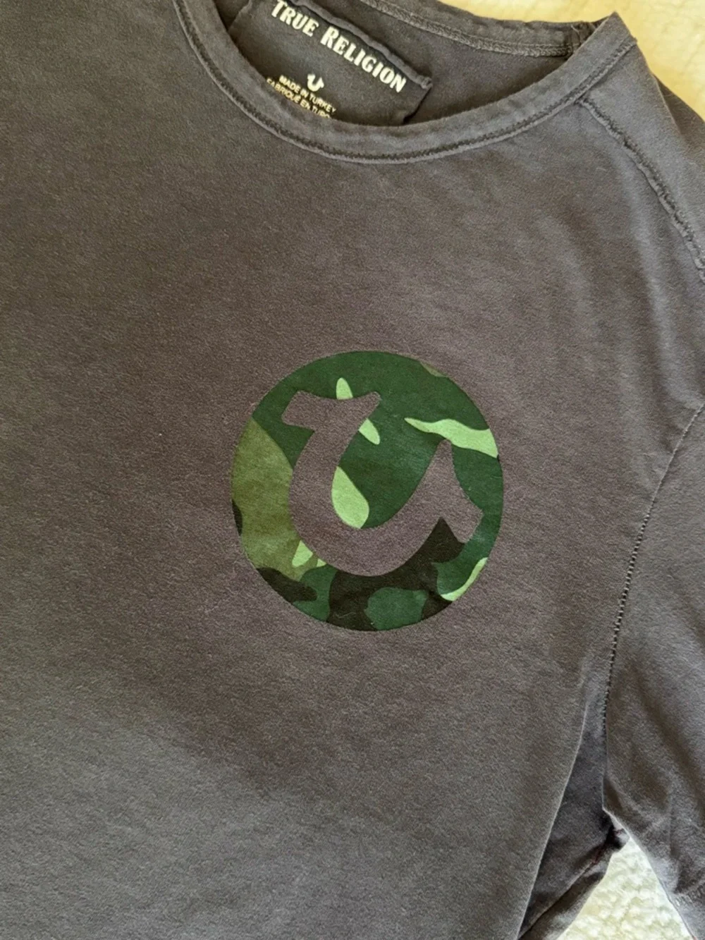 TRUE RELIGION Grey Blue Short Sleeve Tee w Green Camo Logo Mens T-shirt